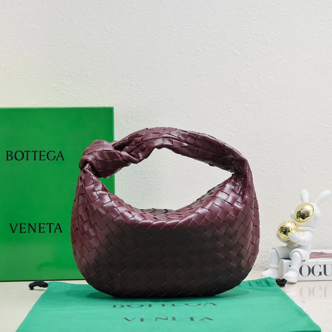 Batch 1460 BV Bottega Veneta's new medium-sized JODIE handbag BV bag for women 🔥The new method is to round the corners on the original basis, and knot the round hobo bag with classic woven leather. The most iconic triangular pull-out design is made of sheepskin hanging soft shape, which is super suitable for concave shapes~Jodie feels really gentle to people. It is definitely the best item for daily matching, unchanged weaving, new elements twist, versatile, and the new favorite of street style Internet celebrities! Size: 36*21*13 Model: 6697
